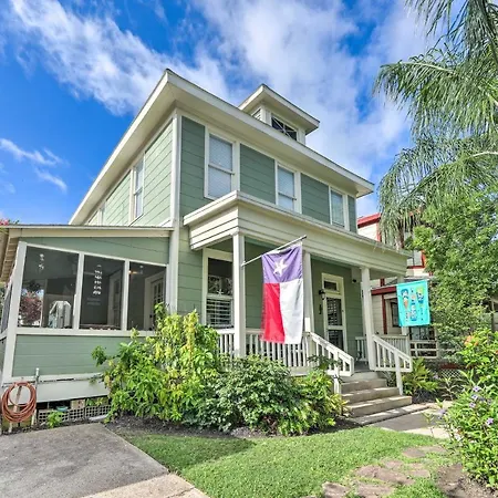 Historic Galveston Hideaway, Walk To The Beach!